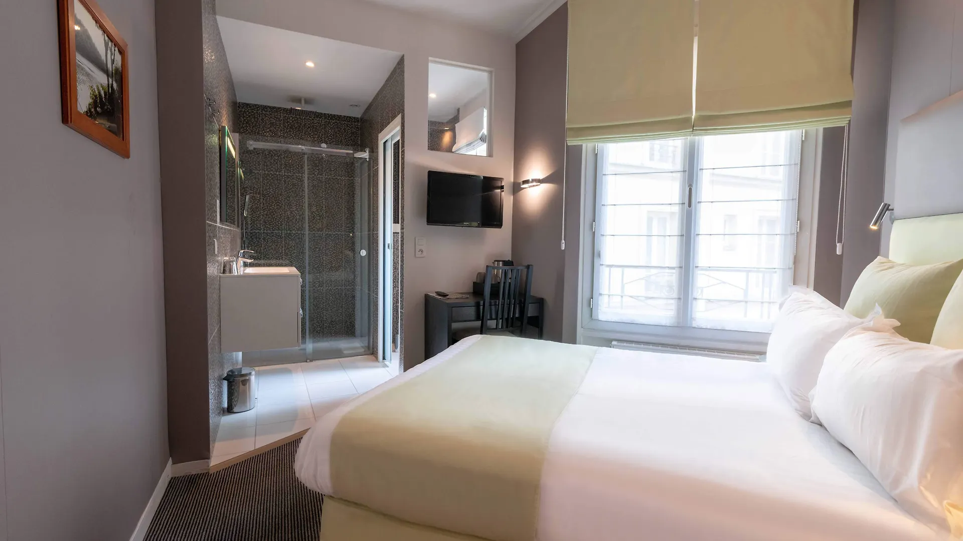 *** Hotel Makom Pereire Paris France