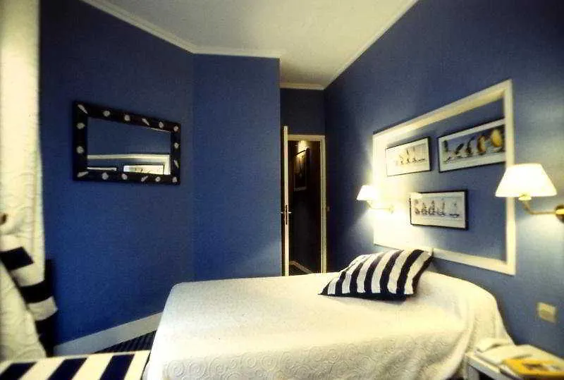 Makom Pereire Paris 3*,